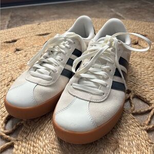 Addidas Womens vl court 30
Size 9.5